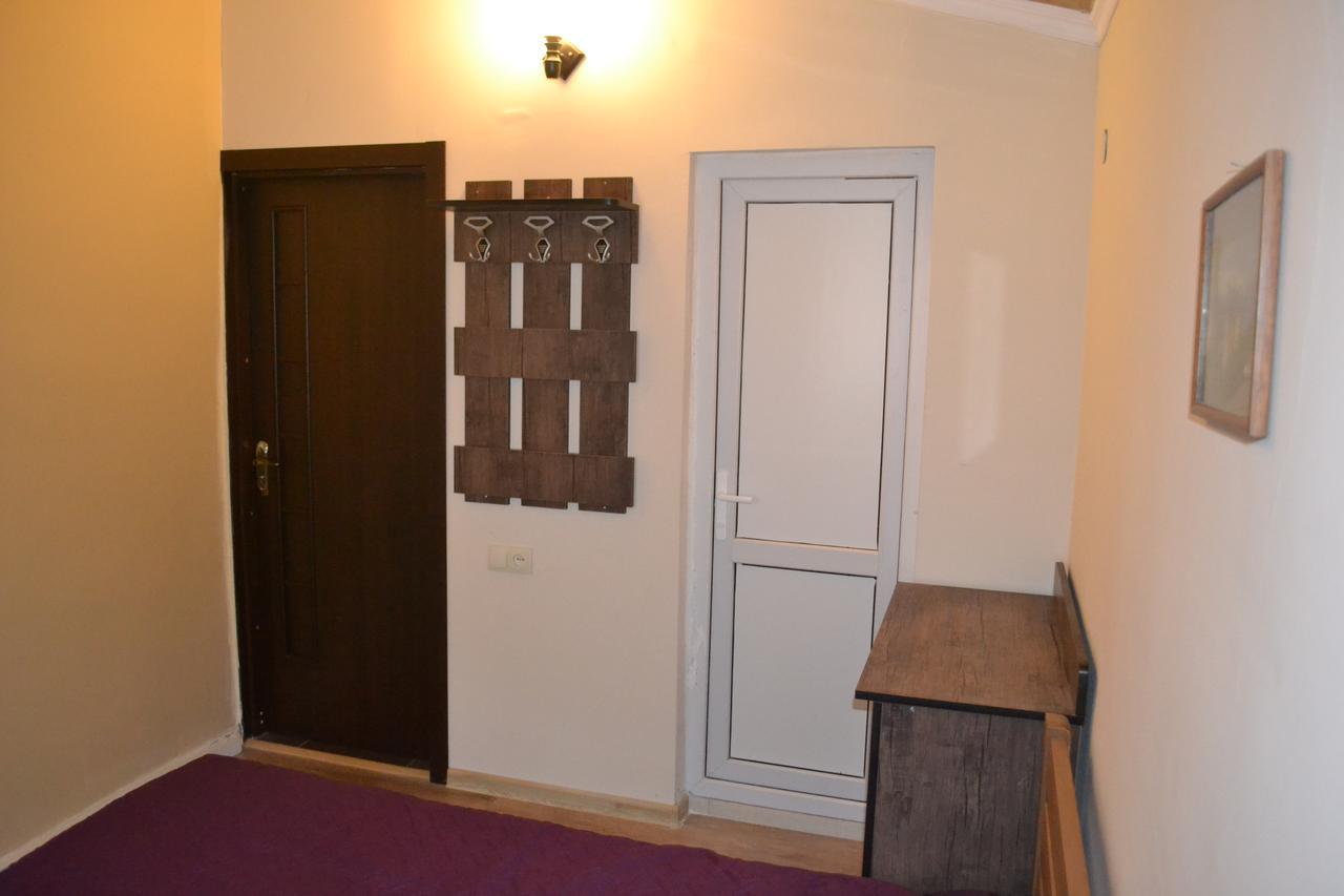 Riverside Hostel Borjomi Exterior photo