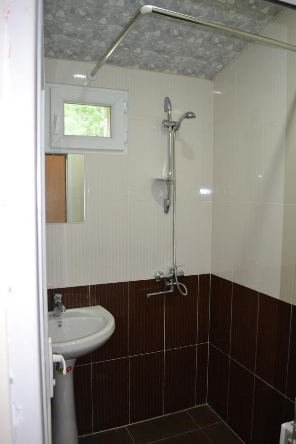 Riverside Hostel Borjomi Exterior photo
